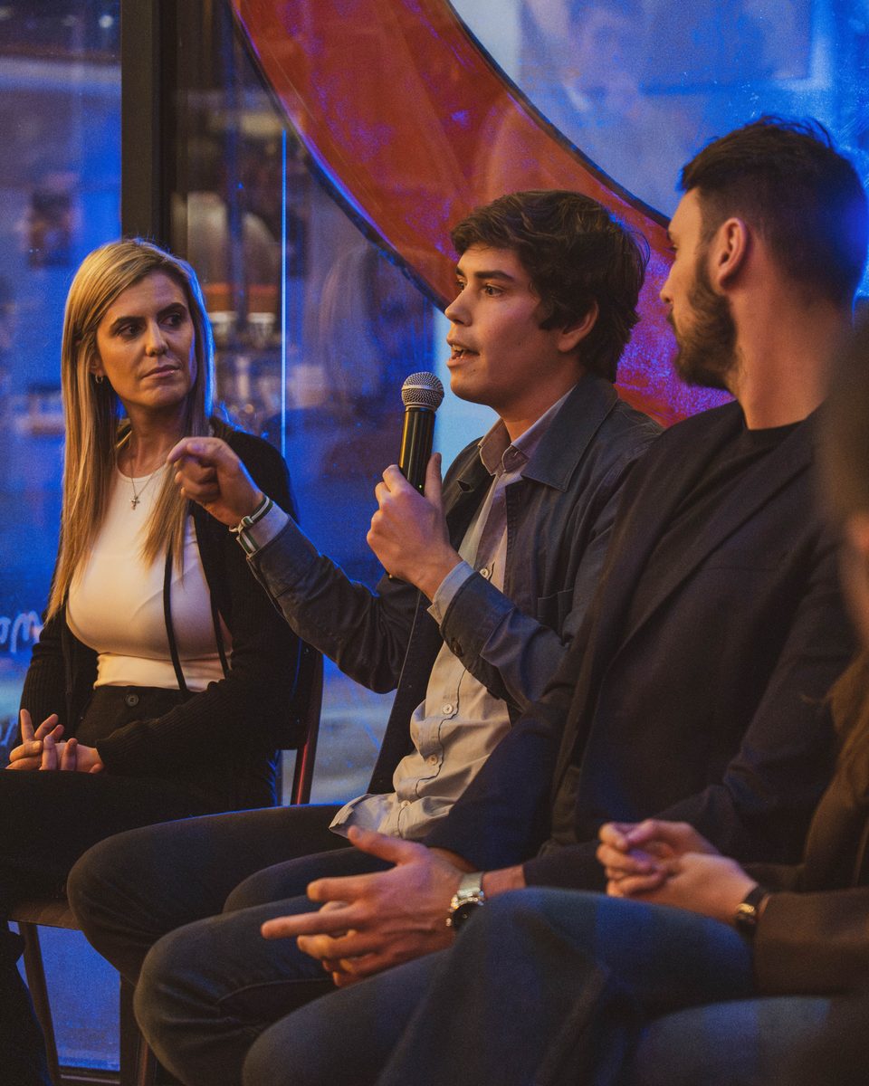 Mesa de conversación con jóvenes profesionales