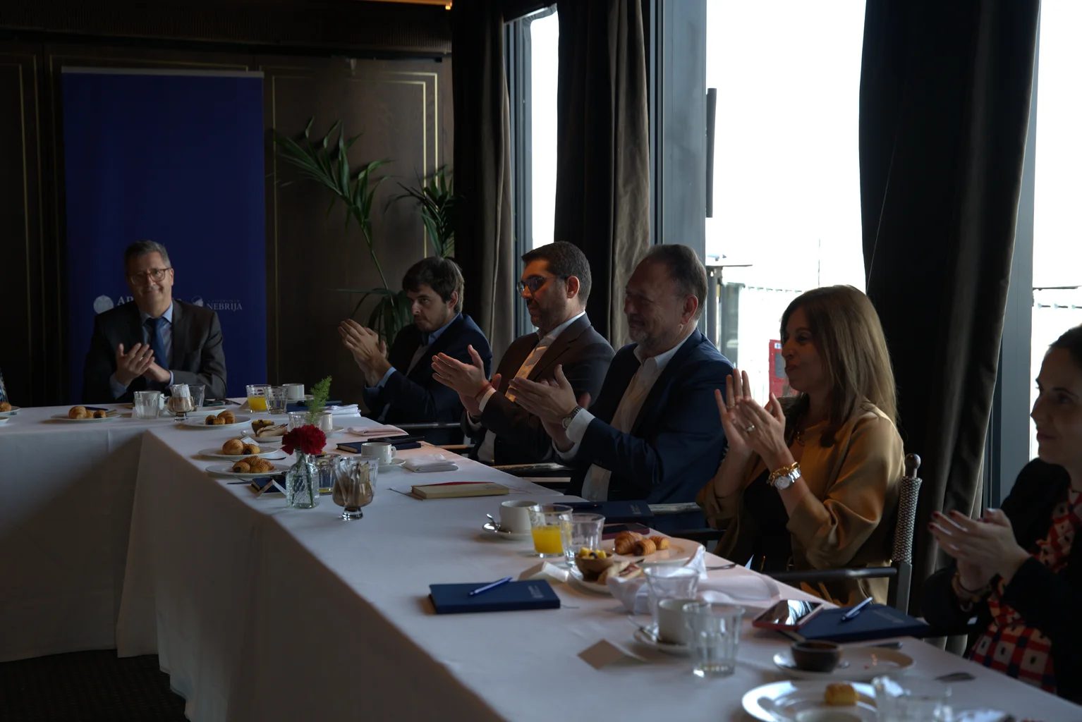 Desayuno de la Comunidad AP institute en el Club Financiero