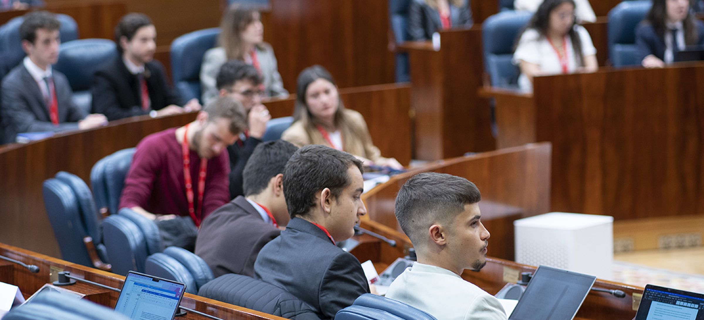 Estudiantes del Máster en Asuntos Públicos y Gobierno durante una simulación parlamentaria en el hemiciclo