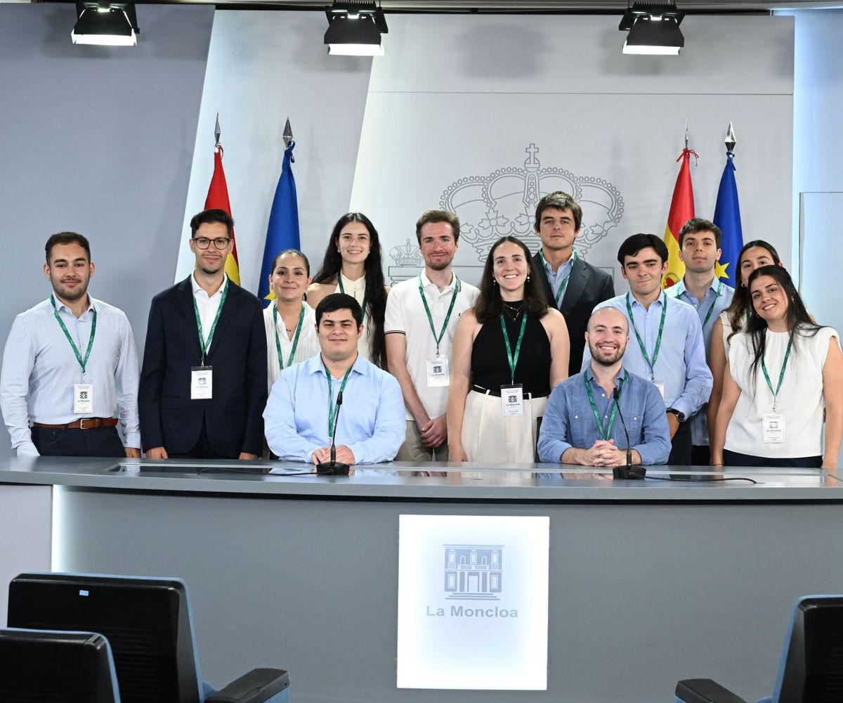 Estudiantes del máster en la sala de prensa de La Moncloa