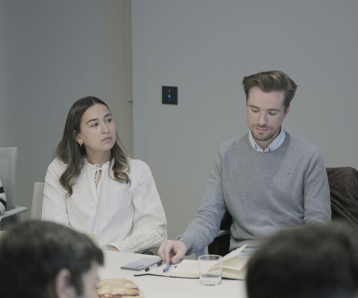 Estudiantes del máster en una reunión de trabajo en una consultora