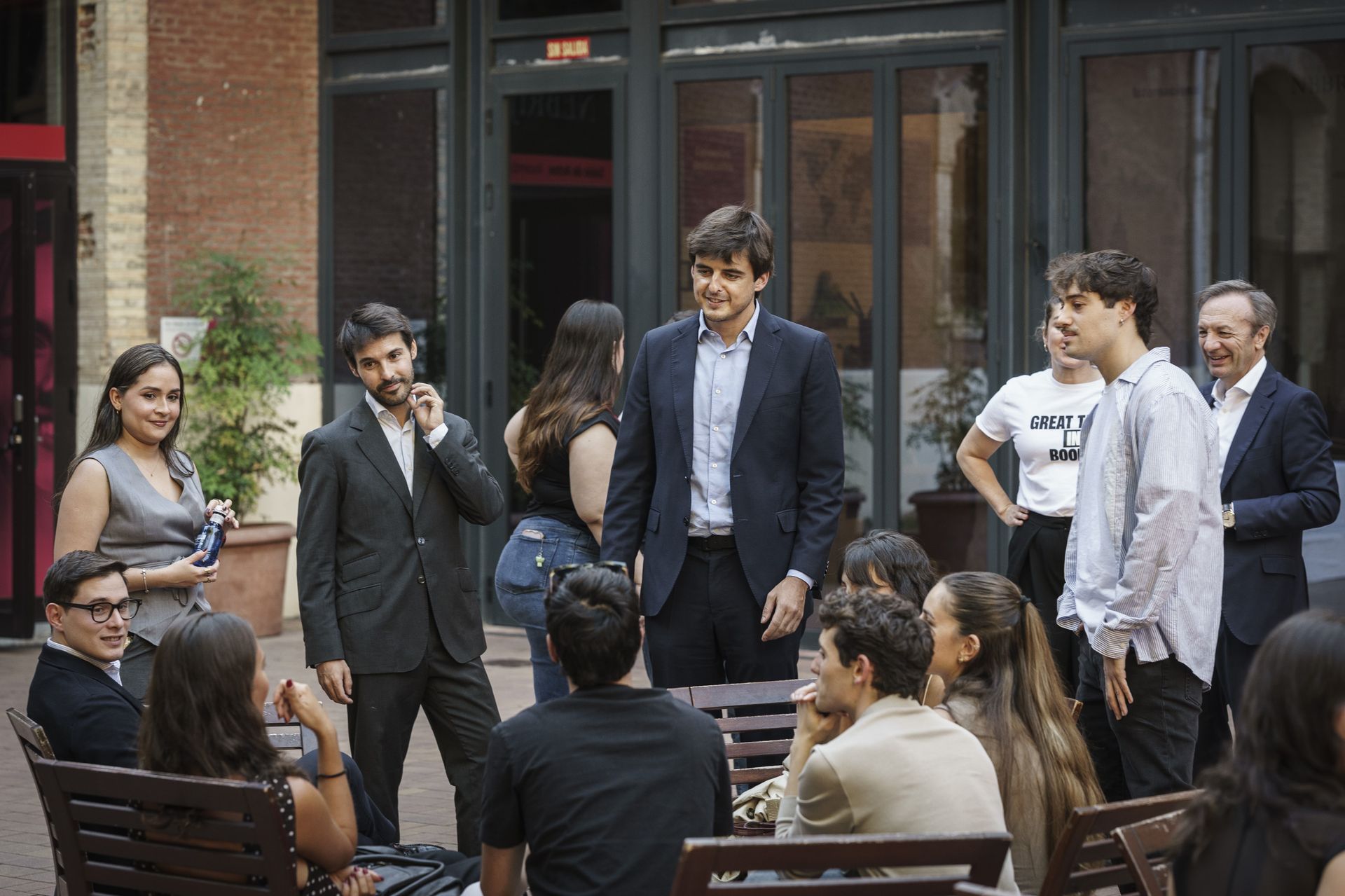 Alumnos y profesionales de AP institute conversando en el patio del Campus Madrid-Princesa