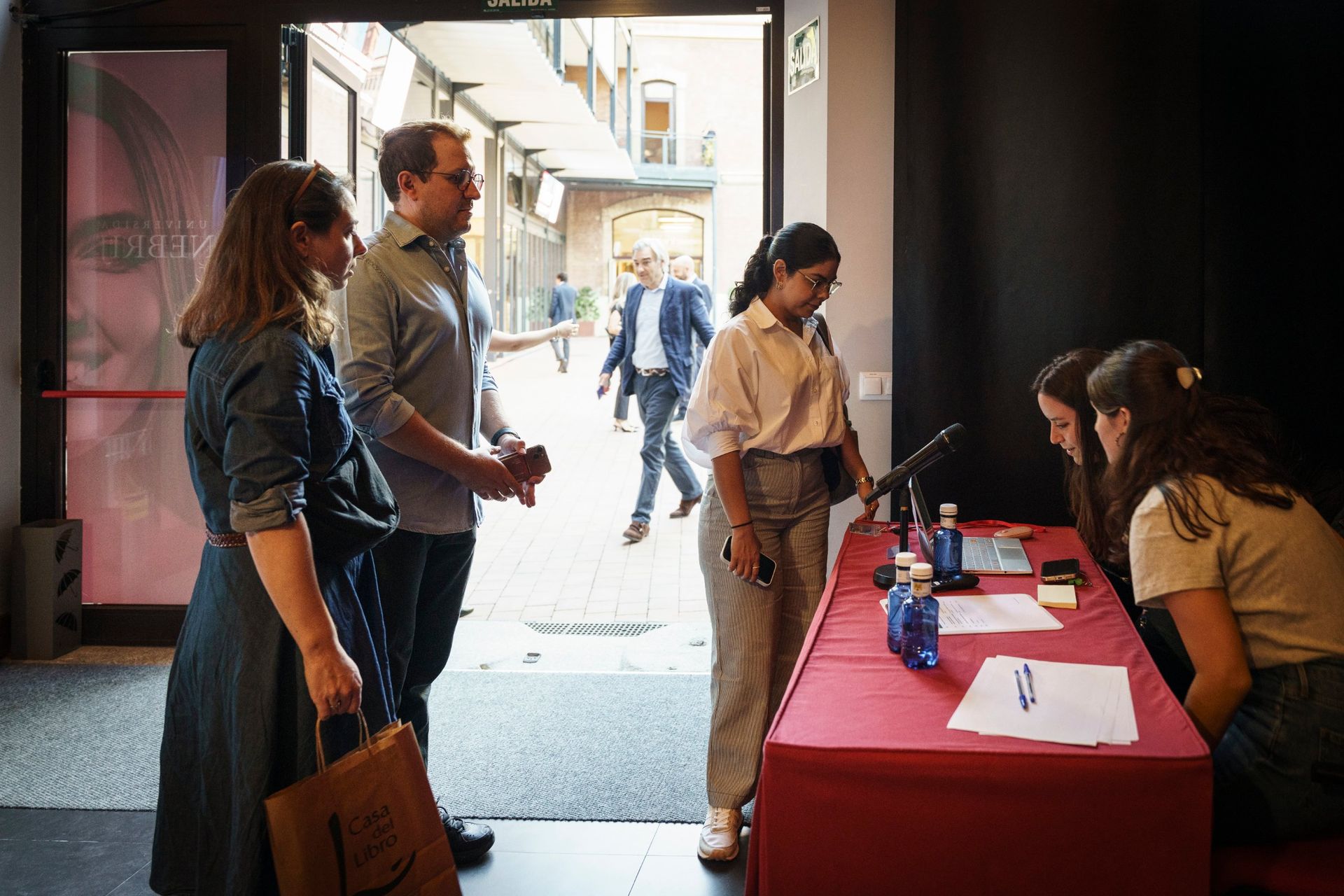 Asistentes acreditándose en una jornada de AP institute en el Campus Madrid-Princesa
