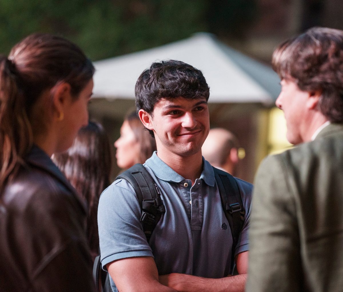 Estudiante conversando con otros asistentes en el patio del Campus Madrid-Princesa