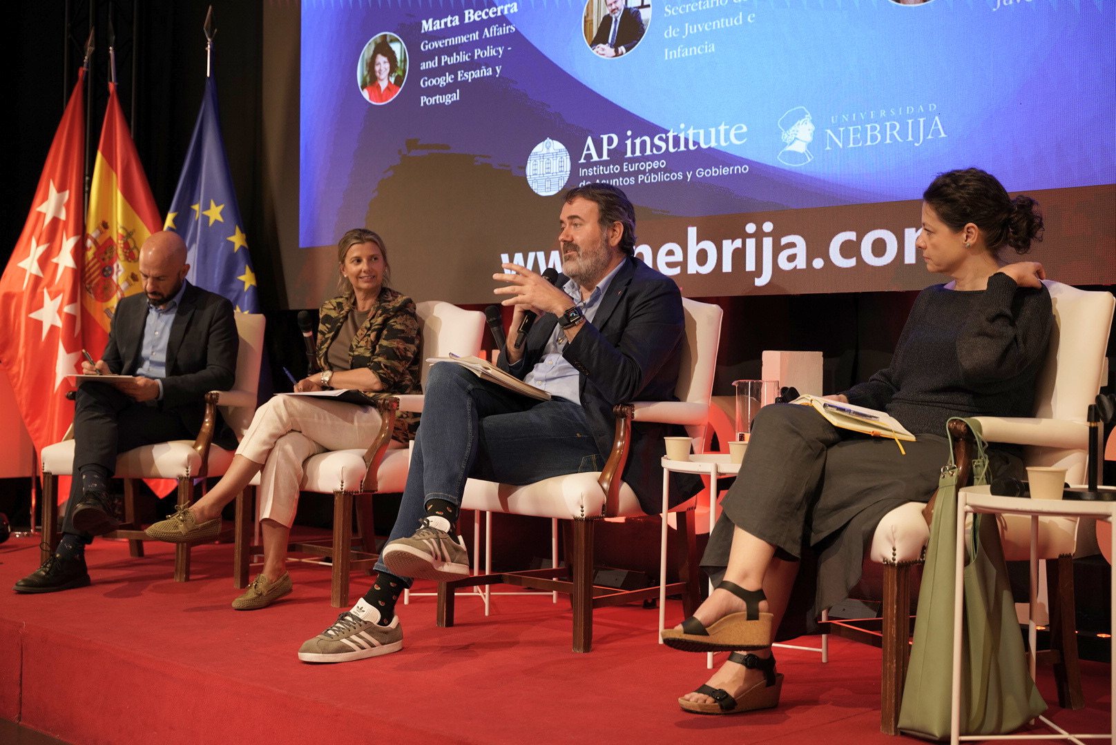 Coloquio sobre entorno digital y protección de menores