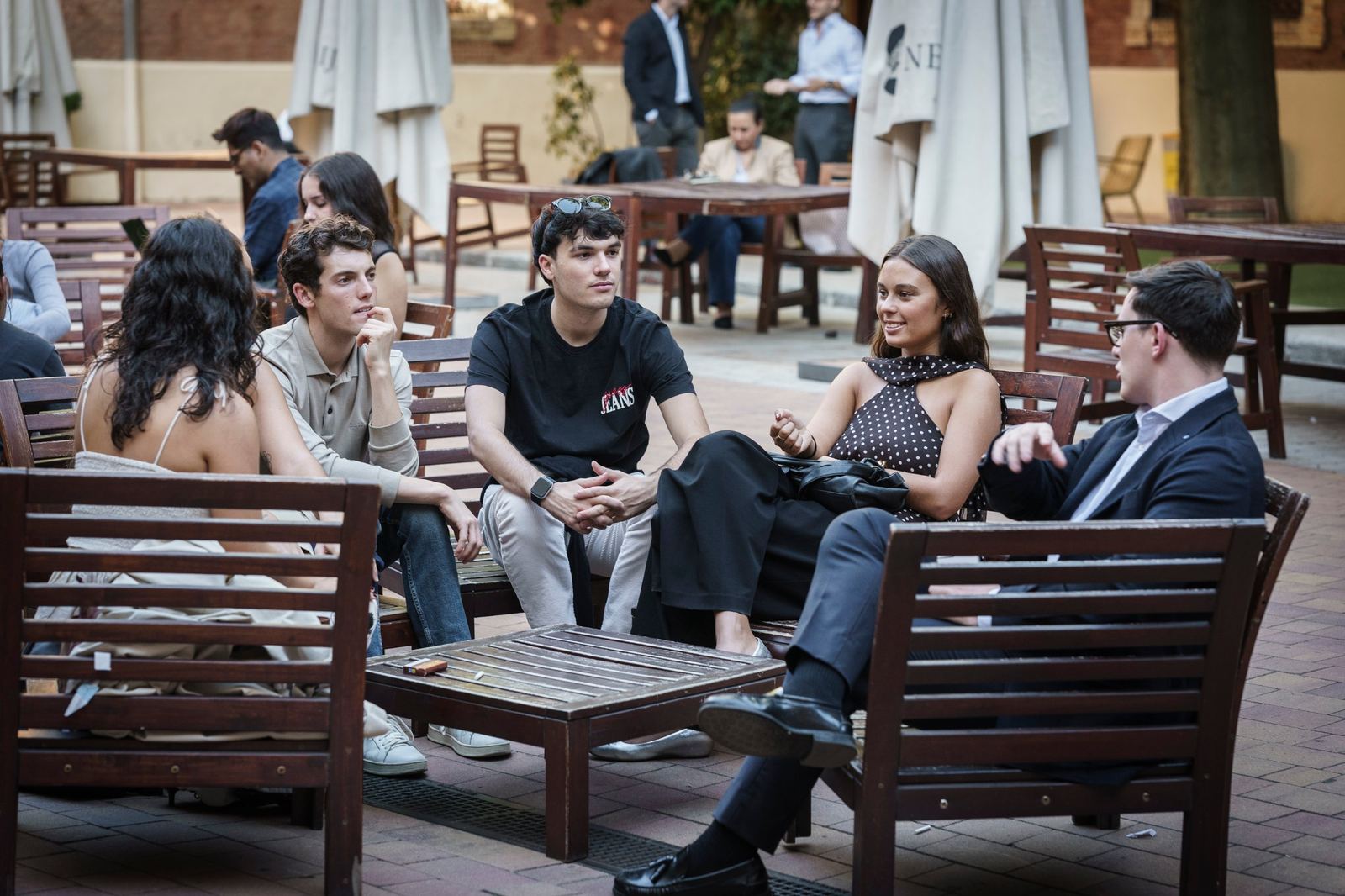 Estudiantes del máster conversando en el patio del Campus Madrid-Princesa